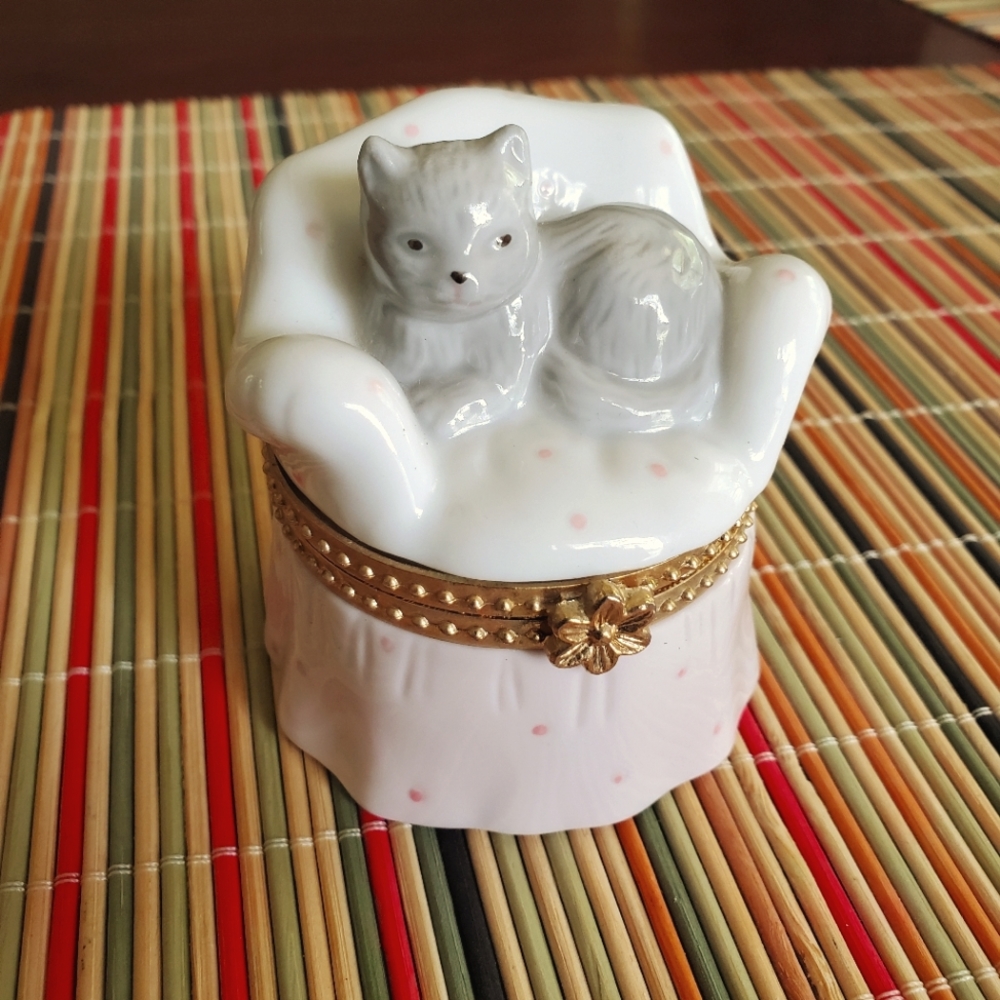 Cut cat on chair trinket box